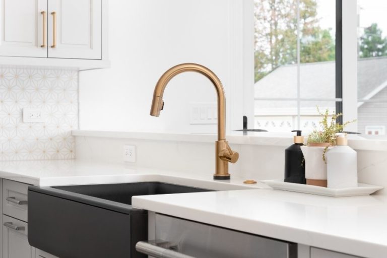 4 Things To Know When Installing a Farmhouse Kitchen Sink